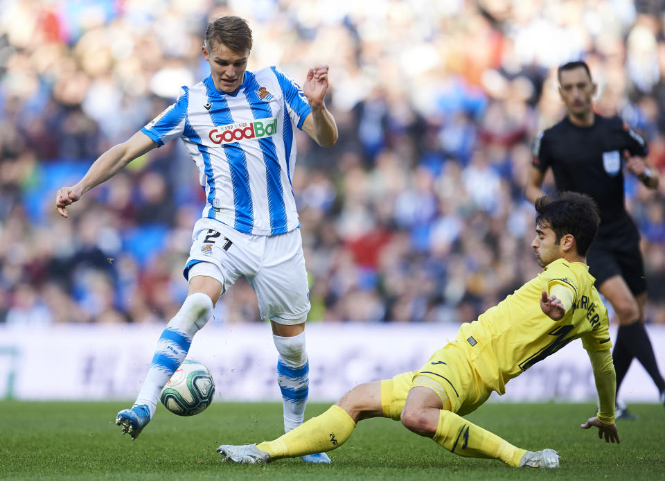 SAN SEBASTIAN, SPAIN - JANUARY 05: Martin Odegaard of Real Sociedad duels for the ball with Manuel Trigueros of Villarreal CF during the Liga match between Real Sociedad and Villarreal CF at Estadio Anoeta on January 05, 2020 in San Sebastian, Spain. (Photo by Juan Manuel Serrano Arce/Getty Images)