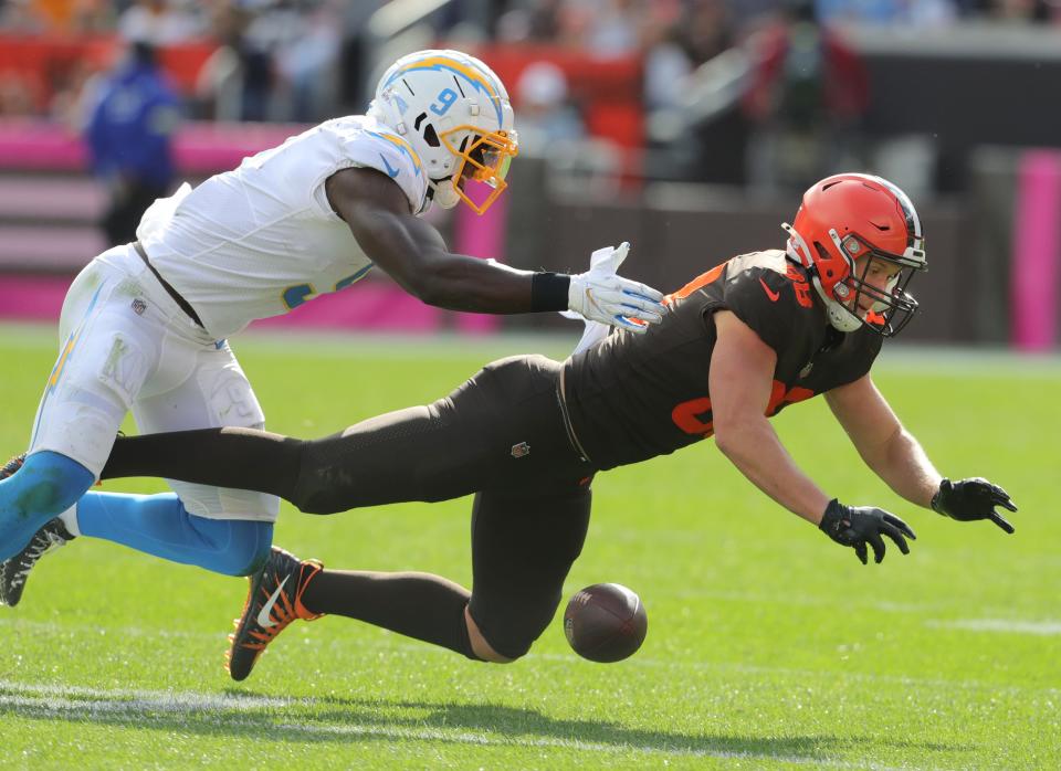 Browns tight end Harrison Bryant can't get to a pass as Kenneth Murray Jr. of the Chargers defends on Sunday, Oct. 9, 2022 in Cleveland.