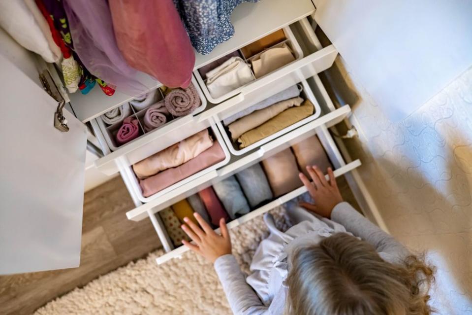 Mujer ordenando un armario con el método de Marie Kondo. 