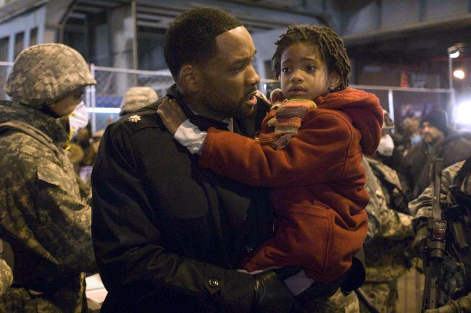 Yyoung Willow Smith with father Will, in I Am Legend (Alamy Stock Photo)