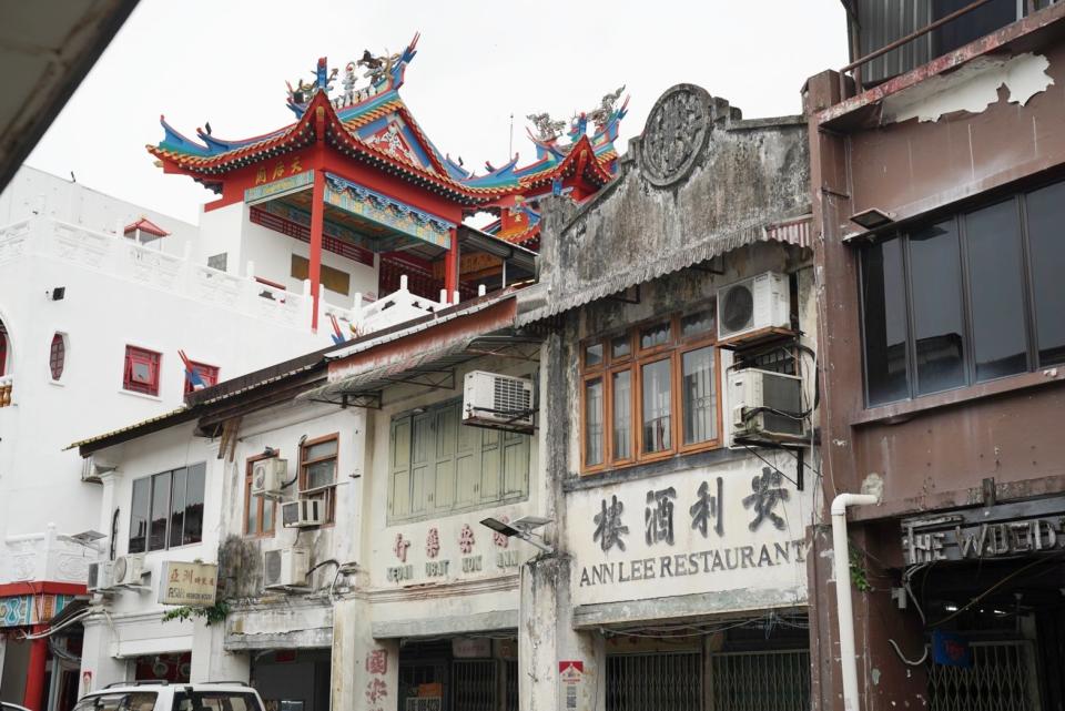 百年歷史的華埠老街「亞答街」，中式騎樓與中文招牌就像是大稻埕老街。
