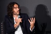 Russell Brand war jahrelang abhängig von Heroin. Die Drogen ließ der Komiker erfolgreich hinter sich - nur, um anschließend in die Sex-Sucht abzudriften. Die Wende kam, nachdem Brand gute Freunde vergrault und diverse Beziehungen in den Sand gesetzt hatte. Heute meditiert der Ex von Katy Perry lieber, als Party zu machen. (Bild: Jeff Spicer/Getty Images)