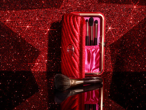 Es ist wieder soweit: Es gibt das Magic Mini Brush Set in brandneuem, streng limitierten Design (Bild: Charlotte Tilbury)