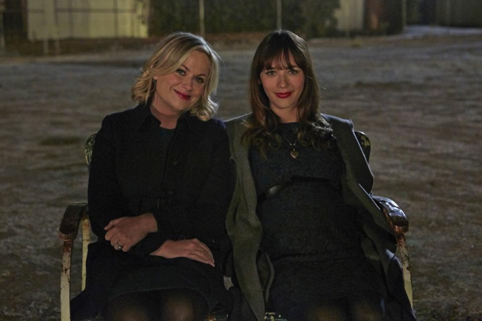 amy poehler as leslie knope, rashida jones as ann perkins in parks and recreation season 6