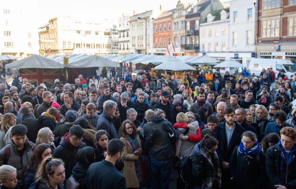 Una multitud asistió a la vigilia celebrada en Guildhall, en Cambridge. (PA)