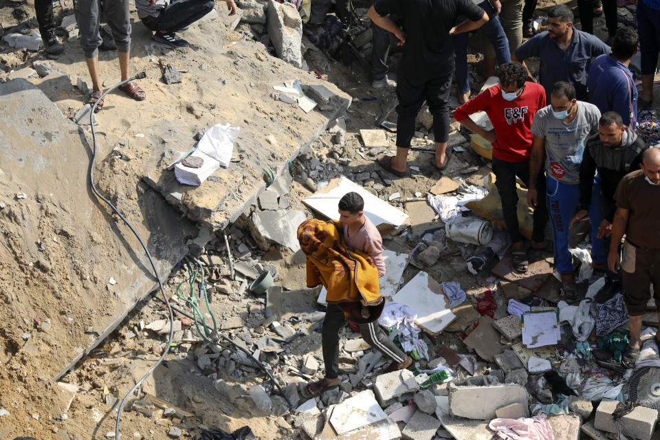 Un hombre carga a un niño muerto que fue hallado bajo los escombros de un edificio destruido, luego de bombardeos israelíes sobre el campamento de refugiados de Jabaliya, el miércoles 1 de noviembre de 2023, en el norte de la Franja de Gaza. (AP Foto/Abed Khaled)