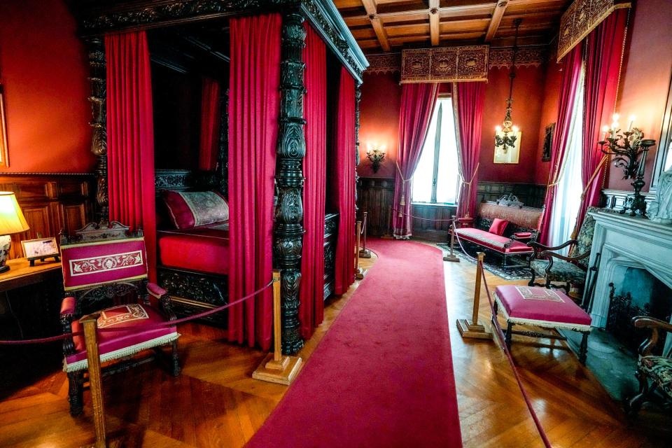The Consuelo Vanderbilt bedroom at Marble House was used as George Russell's bedroom in Season 1, site of an attempted seduction by his wife's ladies maid.