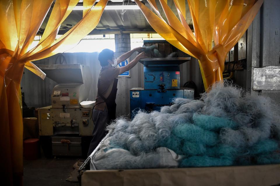 <p>En la fábrica las redes se lavan, se trituran y se mezclan con otros plásticos desechados antes de fundirlas para darles forma y convertirlas en otros productos. (Foto: Lillian Suwanrumpha / AFP / Getty Images).</p> 