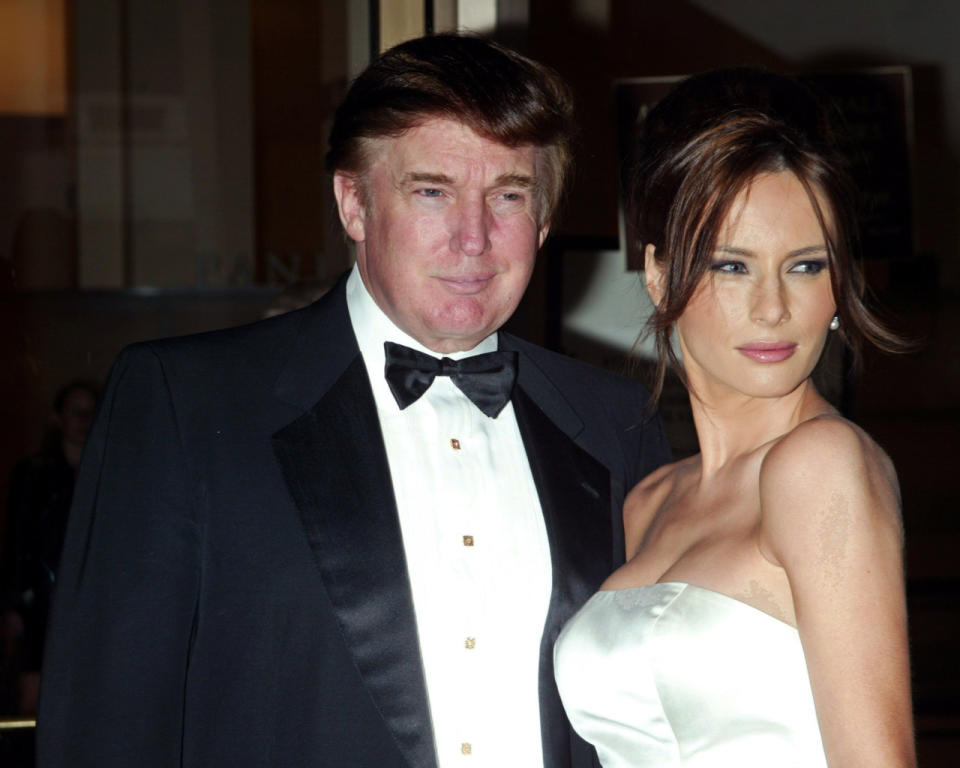 Se mudó a Nueva York en 1996, se cambió de nombre por el de Melania Knauss, y en 1998 conoció a su futuro marido en una fiesta en Manhattan. Trump estaba recién separado y la modelo era 24 años menor que él.