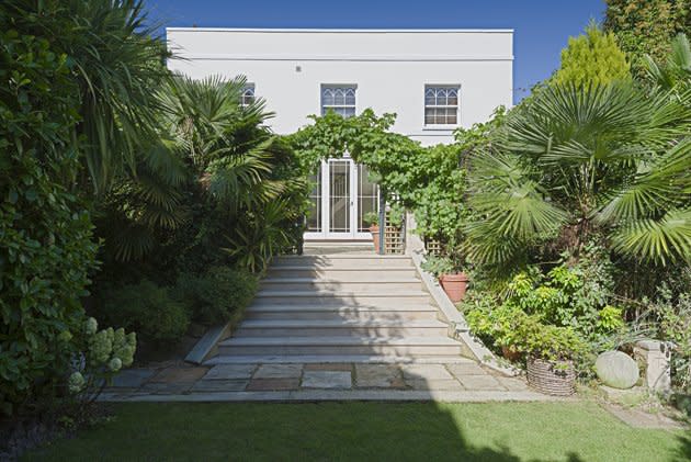 This Georgian Grade II listed home overlooks Kew Bridge and the River Thames. www.crayson.com