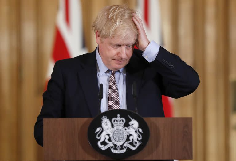 Archivo - El primer ministro británico, Boris Johnson, gesticula durante una conferencia de prensa en Londres, el 3 de marzo de 2020. (AP Foto/Frank Augstein, Archivo)