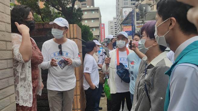 前台北市議員羅智強（左二）15日在桃園區步行，和支持者加油打氣。（賴佑維攝）