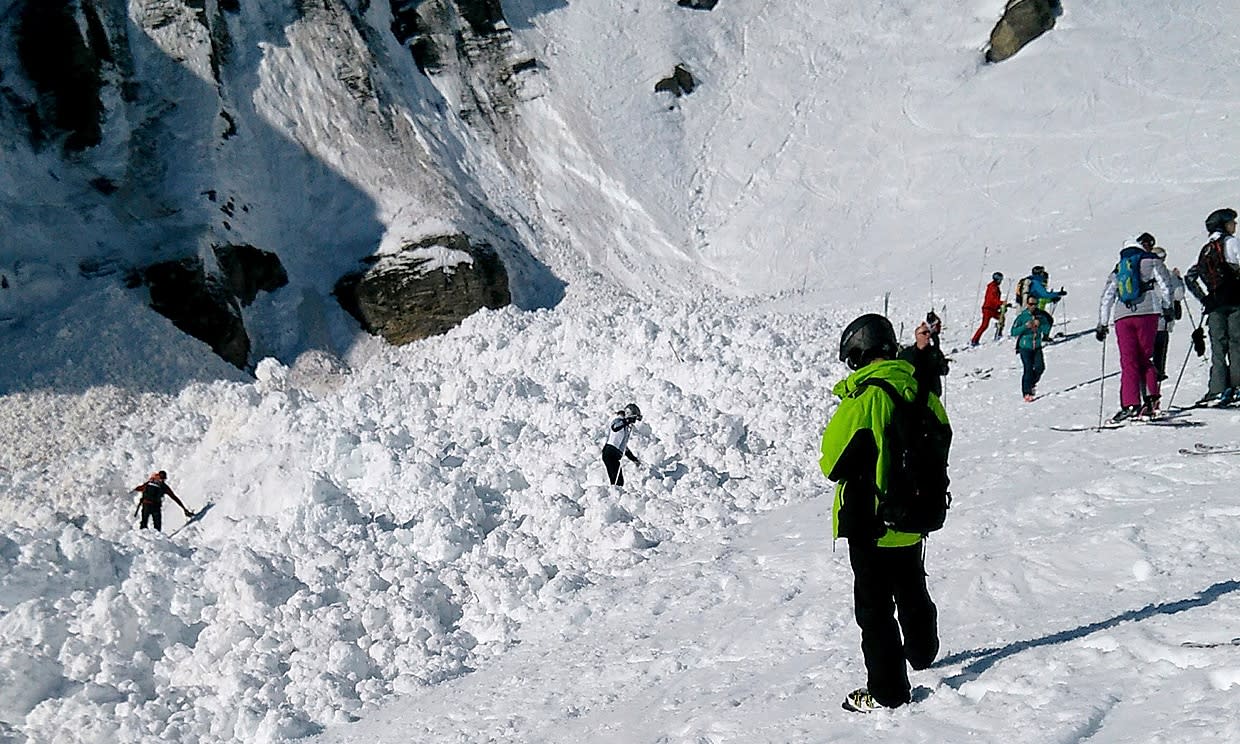 Skiers at the site of the avalanche on Tuesday, on Crans Montana's Kandahar piste - ¬© KEYSTONE / ANTHONY ANEX