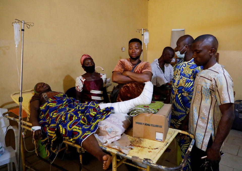 <p>En la imagen, varias personas rodean a un familiar que permanece ingresado en un centro hospitalario tras ser víctima del ataque a una iglesia católica en la localidad nigeriana de Owo, al suroeste del país africano. (Foto: Temilade Adelaja / Reuters).</p> 