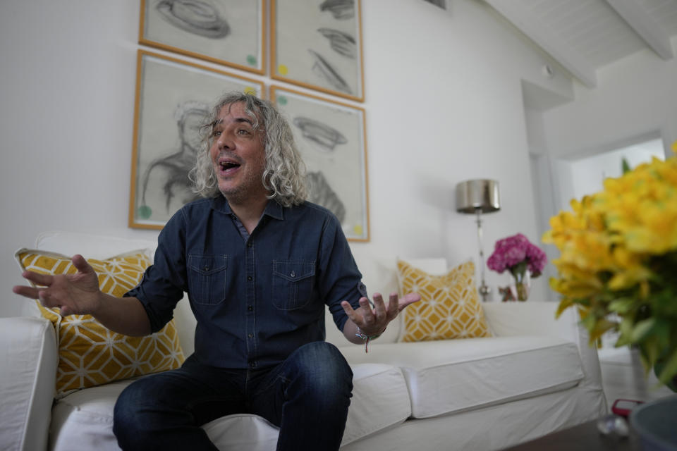 El escritor José Ignacio Valenzuela habla durante una entrevista sobre su más reciente libro "Gente como yo" el jueves 6 de abril de 2023, en la casa donde vive con su pareja y su hija en Palmetto Bay, Florida. (Foto AP/Rebecca Blackwell)