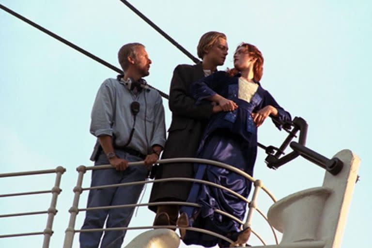 Los protagonistas y el realizador ensayando una de las escenas más icónicas del film de 1997