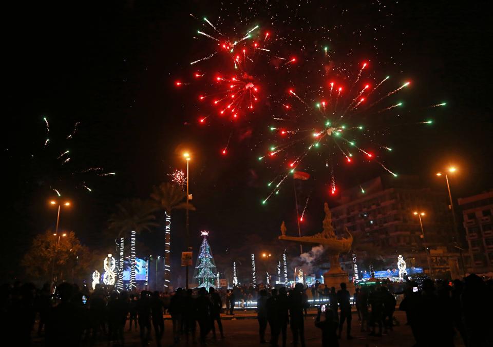 <p>Iraqis watch fireworks explode during the New Year celebrations in Baghdad, Iraq, early Monday, Jan. 1, 2018. (Photo: Khalid Mohammed/AP) </p>