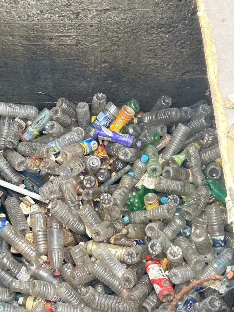 20230617-國民黨議員邱于軒16日到昭明鳳林路會勘下水道，打開卻看到滿滿的廢棄寶特瓶，猶如資源回收廠的場景。（取自邱于軒FB）