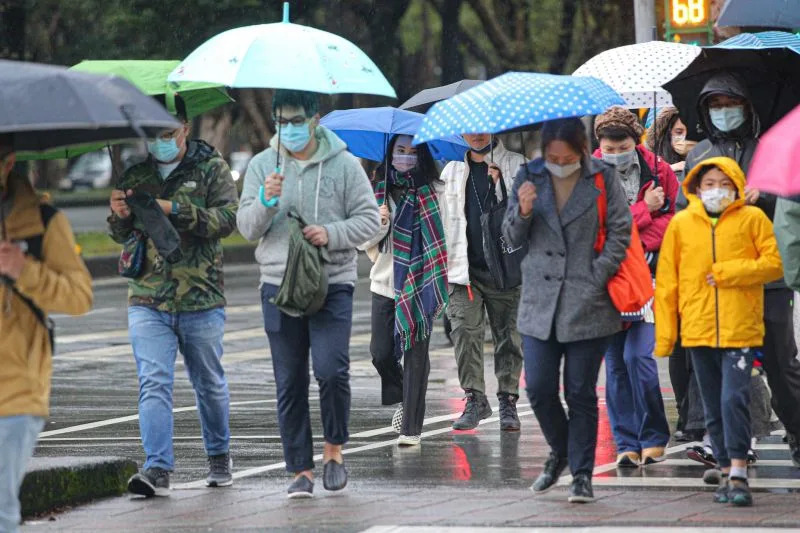 ▲中央氣象局指出，今（23）日大年初二，清晨鋒面通過，北部地區的降雨機率會愈晚愈高，而中部山區也有零星短暫雨，氣溫部分白天起寒流南下，氣溫將逐漸下降，北部及東北部高溫在20度上下。（圖／NOWnews）