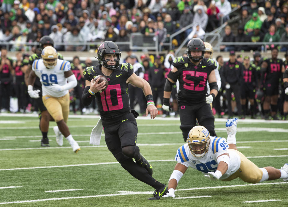 Oregon's Bo Nix, center, threw for 283 yards and five touchdowns in Saturday's impressive win over previously undefeated UCLA. (AP Photo/Chris Pietsch)