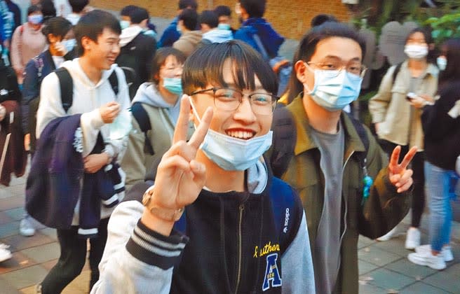 110學年大學學測23日傍晚考完，考生臉上帶著笑容，輕鬆地步出考場。（姚志平攝）