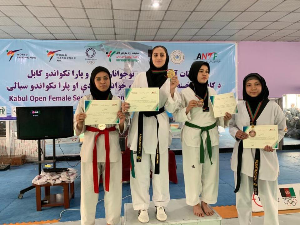 Marzieh Hamidi gana el oro en el campeonato de taekwondo de Kabul.  Ella es cinco veces campeona nacional de oro en Afganistán.  (Suministrado)