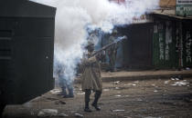 <p>Riot police fire tear gas at protesters during clashes in the Kawangware area of Nairobi, Kenya Thursday, Aug. 10, 2017. (Photo: Ben Curtis/AP) </p>