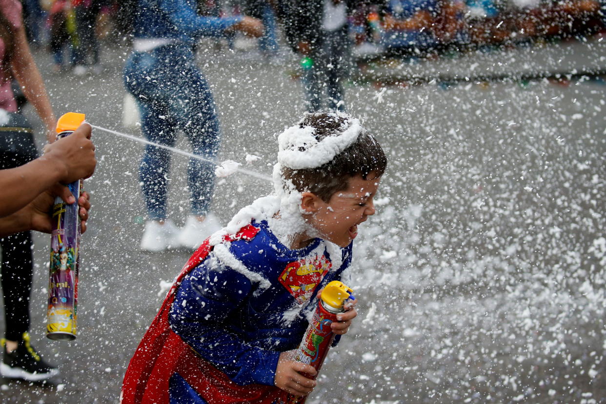 In jedem steckt ein Superman und Alltagsheld: Eine Straßenszene beim Karneval in Caracas, Venezuela, im Februar 2022 (Bild: REUTERS/Leonardo Fernandez Viloria)