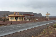 <p>Die Tankstelle aus dem Kultfilm „The Hills Have Eyes – Hügel der blutigen Augen“ steht noch immer verlassen mitten auf einer Autobahn in Marokko – immer wieder denken die Leute, dass es eine echte Tankstelle ist. Seit dem Drehende vor über einem Jahrzehnt blieb sie intakt und das Innere sieht gespenstisch aus: Die Waren, die nach dem Dreh hier zurückgelassen wurden, sind mit Staub bedeckt und draußen stehen verlassene Autos. (Bild: Bob Thissen/Caters News) </p>