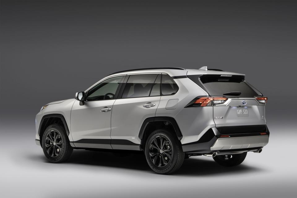 2022_Toyota_RAV4_SE_Hybrid_004-scaled.jpg