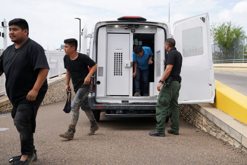 Imagen de archivo. Migrantes que cruzaron la frontera entre México y Estados Unidos, tras ser interceptados.