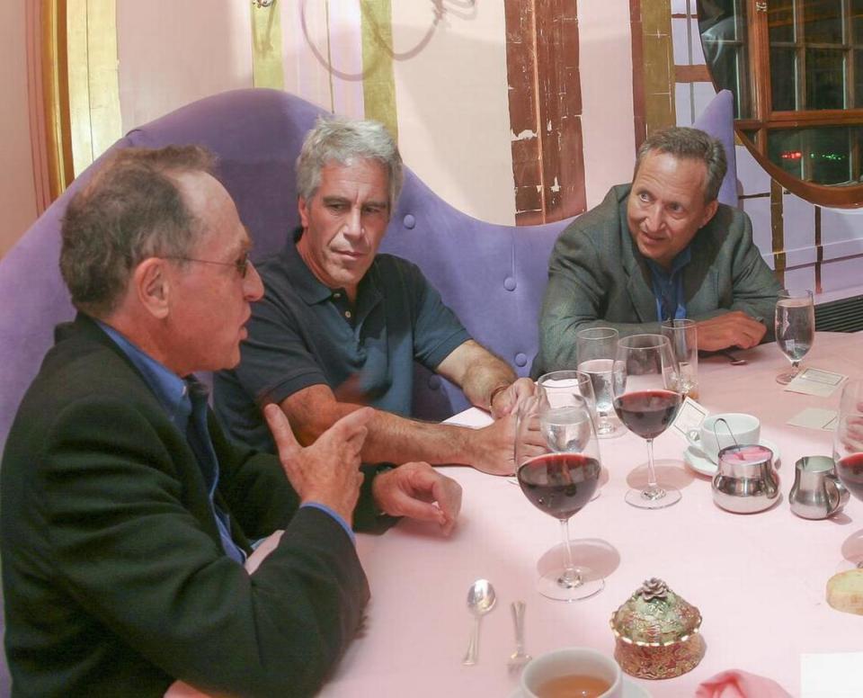 9 de septiembre de 2004 Cambridge, Massachusetts, EE.UU. Jeffrey Epstein (segundo por la izquierda) en una cena que organizó en la Universidad de Harvard en septiembre de 2004. Con Epstein en la cena están (de izquierda a derecha) Alan Dershowitz, y el exsecretario del Tesoro y presidente de Harvard Lawrence Summers (Rick Friedman/Polaris)