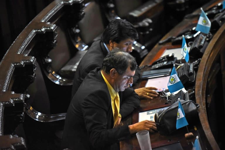 Guatemalan Congressmen vote to strip embattled President Otto Perez's immunity in Guatemala City on September 1, 2015