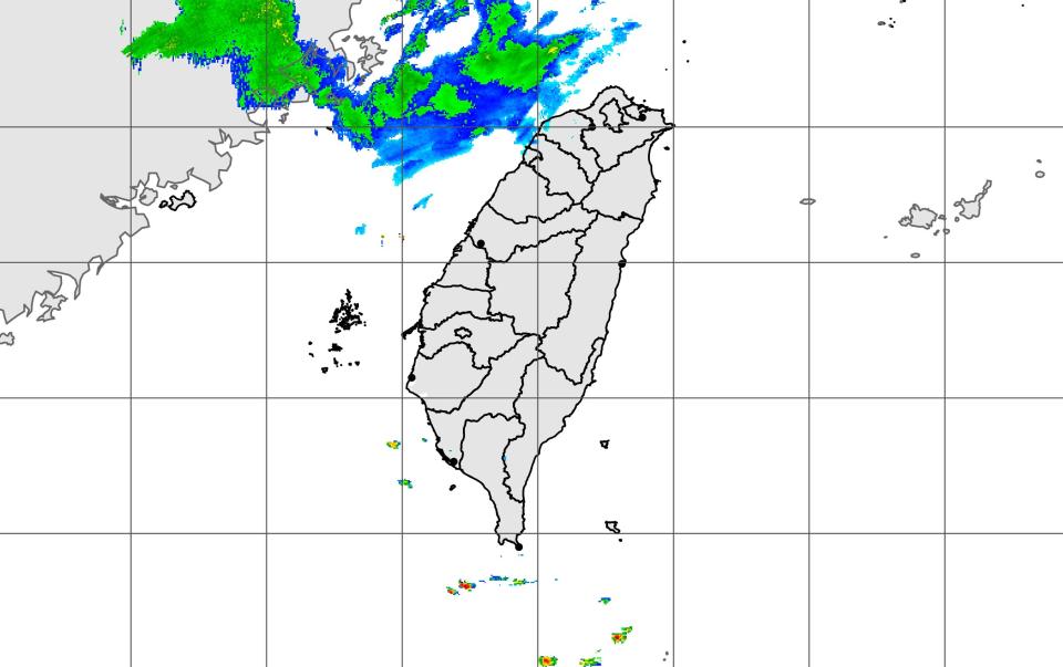 早上中南部可能有些陣雨，下午北部降雨機率增加，到了晚上鋒面南下影響臺灣，西半部降雨轉趨明顯且全面，請留意劇烈天氣。（圖：氣象局網站）