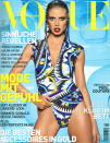 <p><span>Auf der deutschen “Vogue”-Titelseite posierte Topmodel Heidi Klum als sexy Badenixe im bunt-gemusterten Badeanzug mit Kapuze. Zum absoluten Hingucker avancierte aber besonders ihr knallroter Schmollmund. (Bild: Vogue Deutschland)</span> </p>