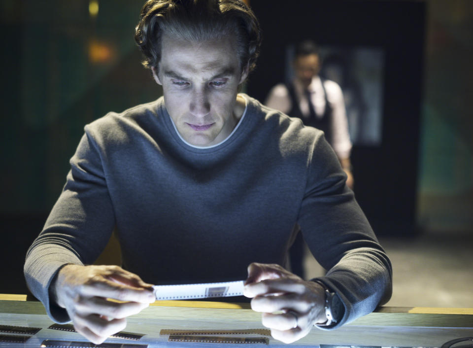 En esta imagen proporcionada por Netflix Eugenio Siller en una escena de la segunda temporada de "¿Quién mató a Sara?" que se estrena el 19 de mayo. (Netflix via AP)