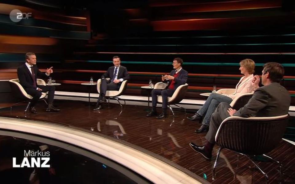 Zu Gast bei Markus Lanz (links) waren am Donnerstag (von links): Politiker Paul Ziemiak, Politiker Karl Lauterbach, Ethikerin Prof. Christiane Woopen und Journalist Gregor Peter Schmitz. (Bild: ZDF)