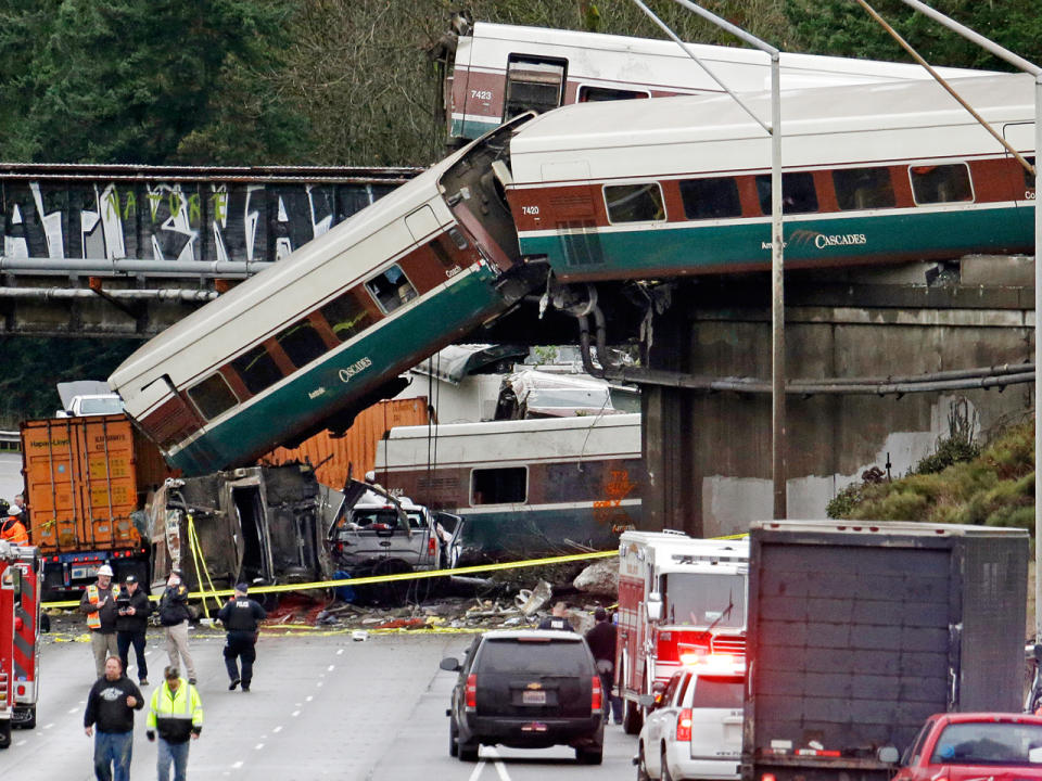 Um 7.30 Uhr Ortszeit ereignete sich am Montagmorgen an der Interstate 5 in Washington ein schweres Zugunglück. Einige Waggons des Amtrak-Zuges entgleisten und stürzten auf die Autobahn. Im Zug selbst sollen laut Polizeibericht 77 Personen und sieben Angestellte wie Schaffner und Lockführer gewesen sein. (Bild-Copyright: Elaine Thompson/AP Photo)