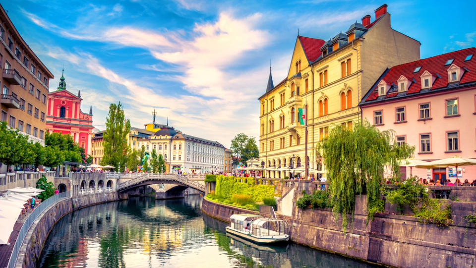 Der Fluss Ljubljanica prägt das Stadtbild von Sloweniens Hauptstadt (Bild: shutterstock.com/Georgios Tsichlis)