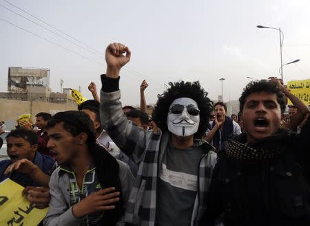 Anti-Houthi protesters shout slogans as they demonstrate in support of Yemen's president Abd-Rabbu Mansour Hadi in Sanaa February 23, 2015. REUTERS/Khaled Abdullah