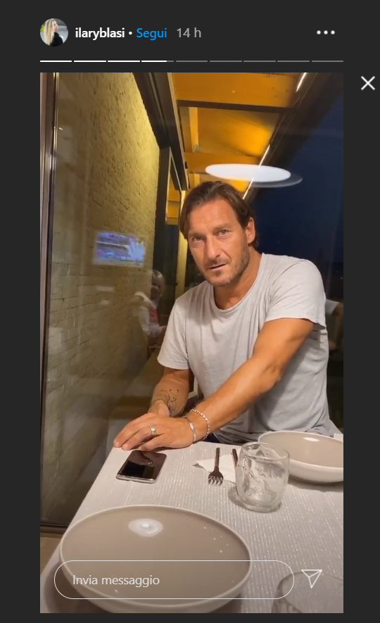 <strong>“Hai capito o no? Fai il vago? Non ti vengono dei dubbi...</strong>” chiede la showgirl all’ex capitano della Roma. Totti sempre più perplesso capisce tutto dopo che la figlia Isabel svela che si tratta della loro gatta, <strong>Donna Paola</strong>, diventata popolare sui social dopo l’esilarante caccia al topo.