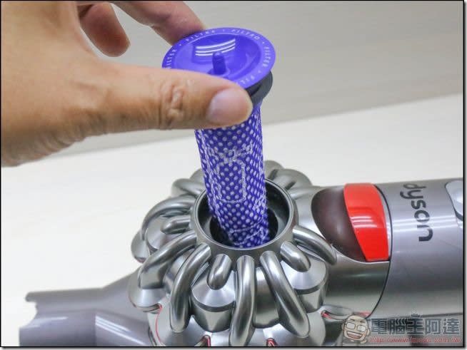 Dyson V8 Fluffy開箱評測體驗新一代設計超強續航噪音減半的多功能無線吸塵器