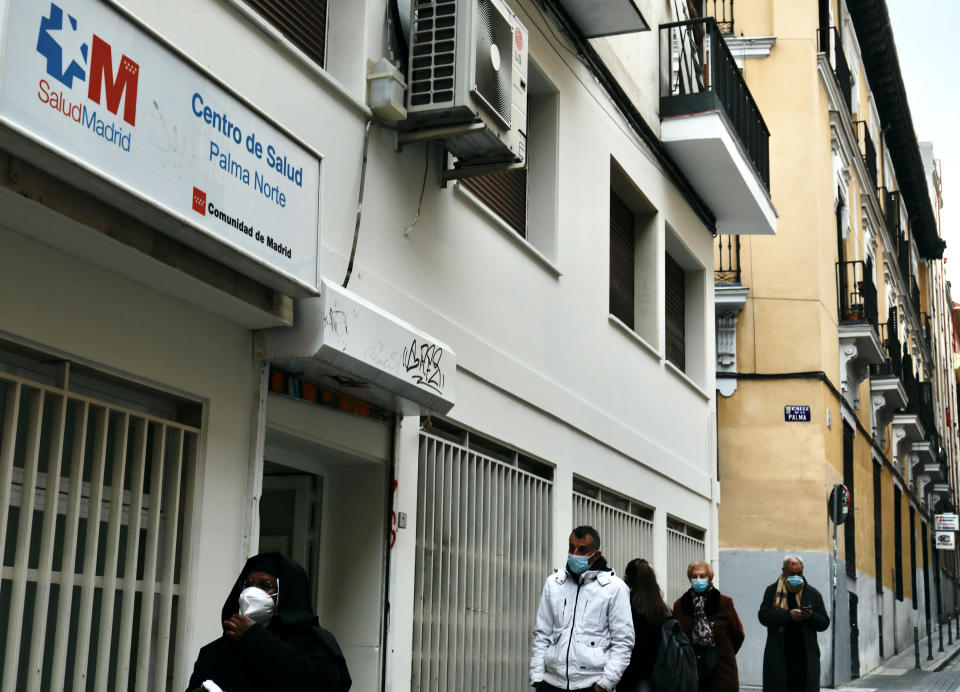 Colas en Madrid a las puertas de un centro de salud. (Photo By Cezaro De Luca/Europa Press via Getty Images)