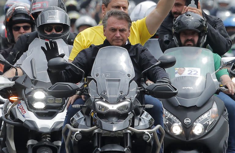 El presidente brasileño y candidato a la reelección, Jair Bolsonaro, asiste a una caravana en vísperas de las elecciones presidenciales, en Sao Paulo, Brasil, el 1 de octubre de 2022