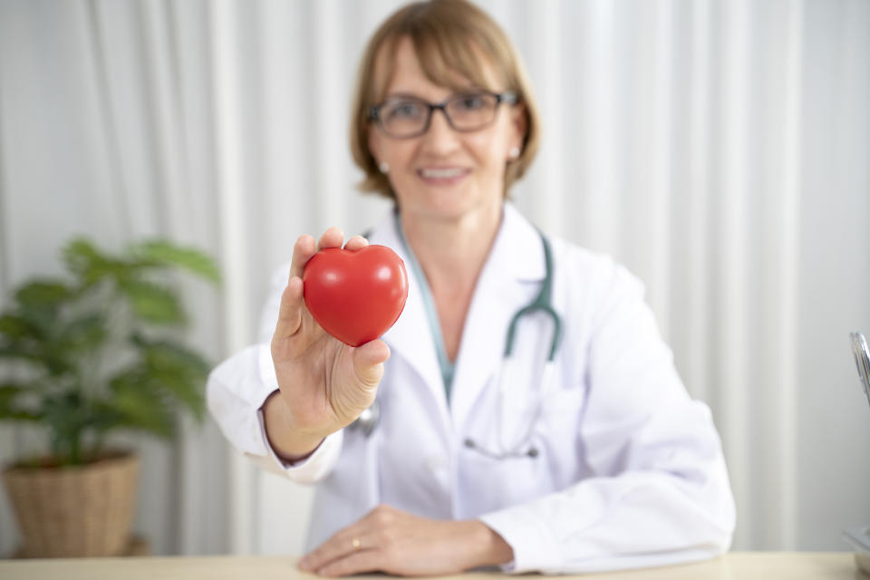 El equilibrio en los valores de colesterol es de los desafíos de salud más frecuentes en adultos, pues, a veces, hábitos de vida no son suficientes para prevenir enfermedades cardiovasculares. (Getty Creative)