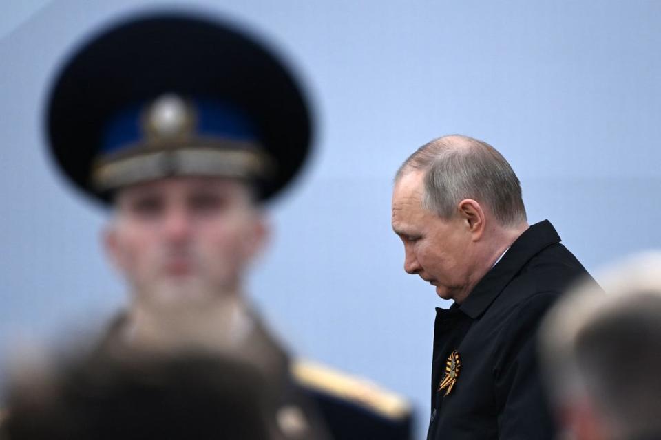 El presidente ruso Vladimir Putin llega para ver el desfile militar del Día de la Victoria en la Plaza Roja en el centro de Moscú el 9 de mayo de 2022 (AFP vía Getty Images)