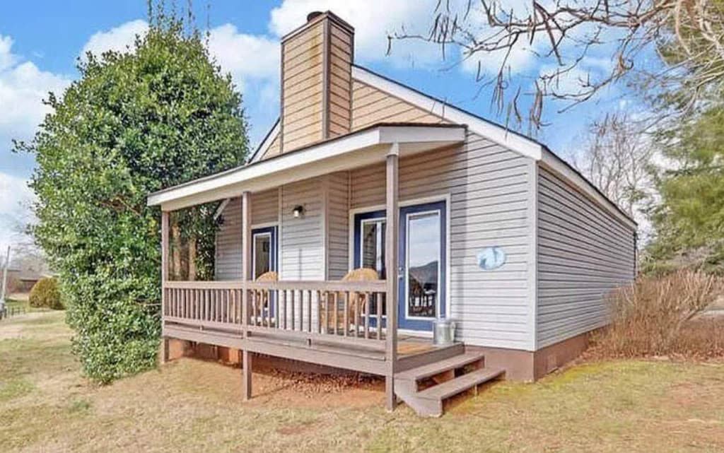 Cozy Lakefront Cabin