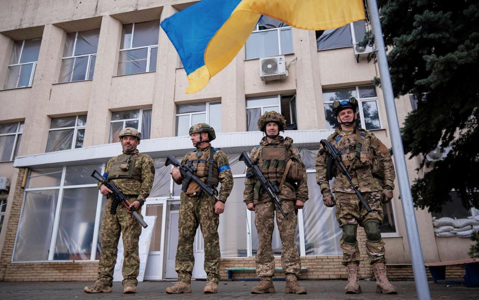 Ukrainian servicemen - YEVGEN HONCHARENKO/EPA-EFE/Shutterstock