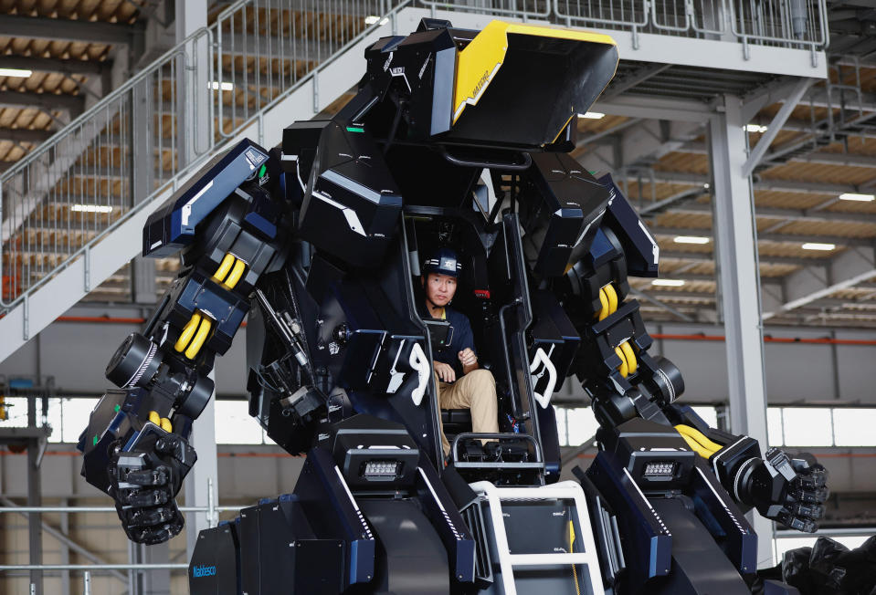 Akinori Ishii sentado en la cabina de ARCHAX, un robot gigante pilotado por humanos desarrollado por él y por Ryo Yoshida, director general de la empresa Tsubame Industries Co., en Yokohama, al sur de Tokio (Japón), el 27 de septiembre de 2023.  REUTERS/Issei Kato