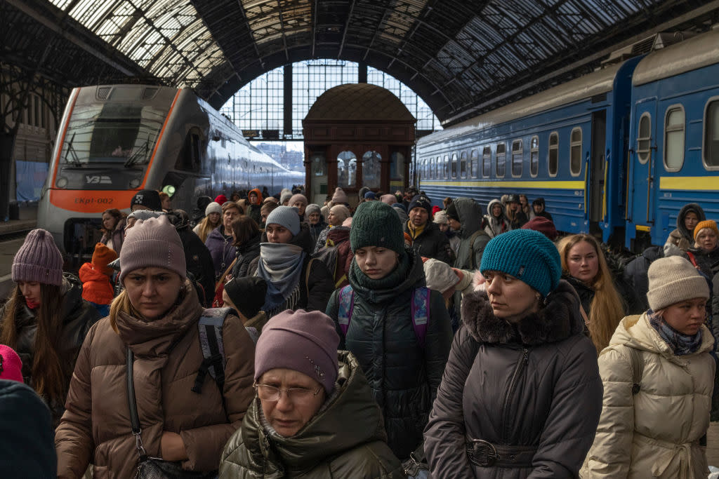 Zu Tausenden flüchten die Ukrainer derzeit aus ihrem Land. Viele von ihnen kommen am Berliner Hauptbahnhof an. (Bild: Getty Images)